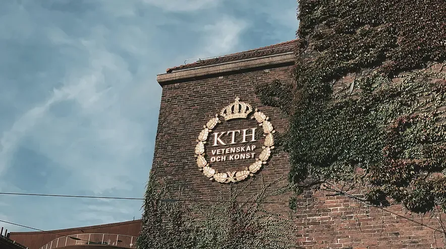 Logotypen för KTH, Kungliga Tekniska högskolan, på en campusbyggnad i Stockholm, där den akademiska forskning och den vetenskapliga stringens som Open Strategising-metoden vilar på främst bedrivs.