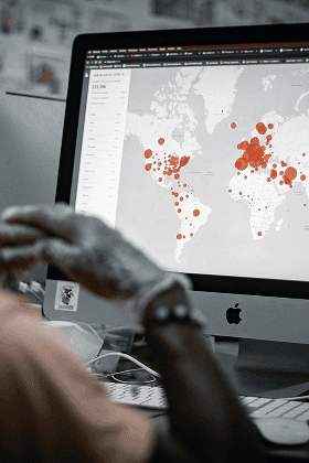A person sitting at a computer showing an interactive software on screen, illustrating how the Open Strategising method yields dynamic and measurable results.