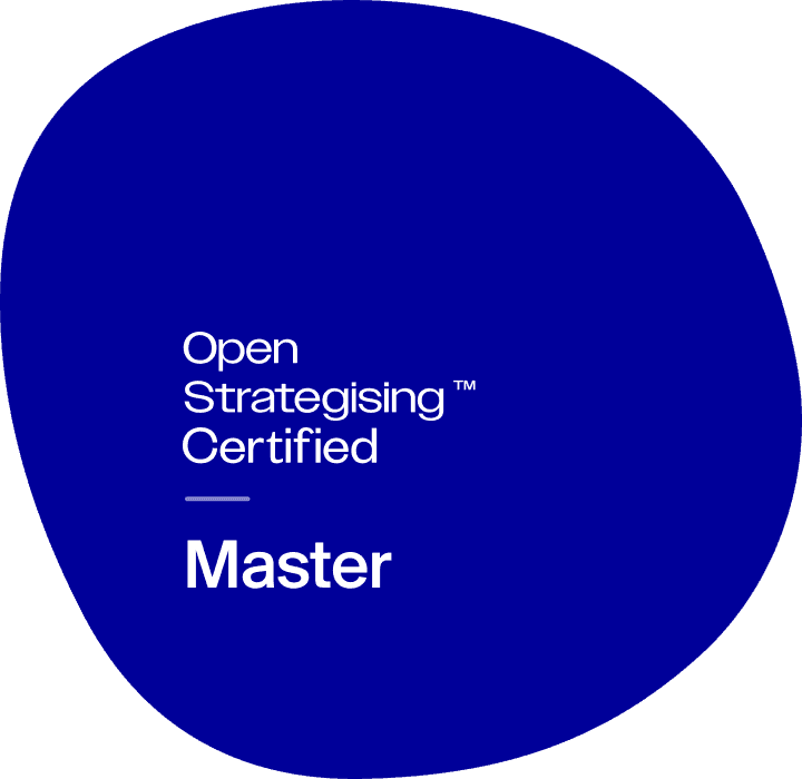 Märke för Open Strategising Certified Master, vit text på en djupblå rundad form