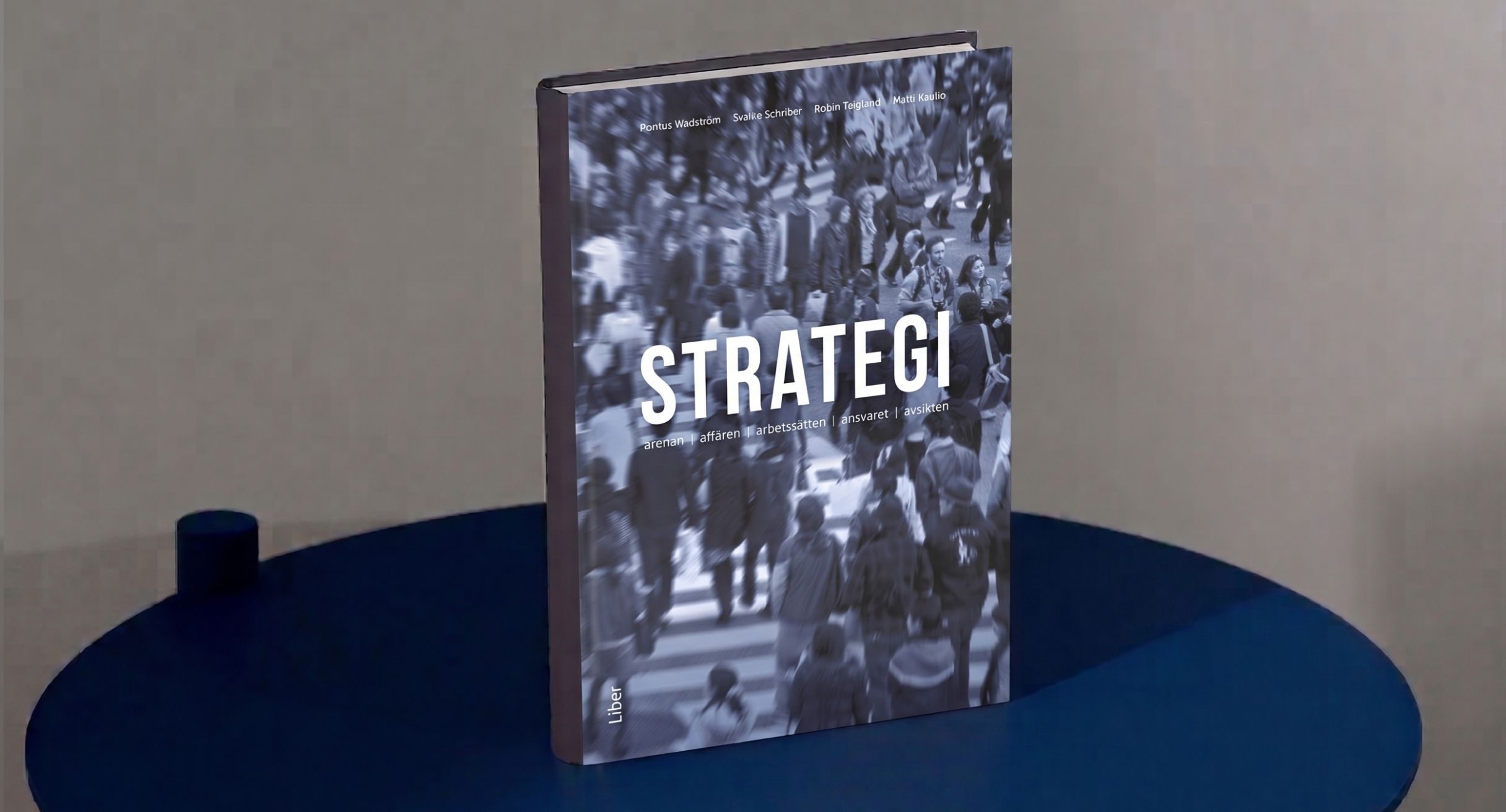 Omslag till boken ”Strategi”, med en folkmassa som korsar en gata