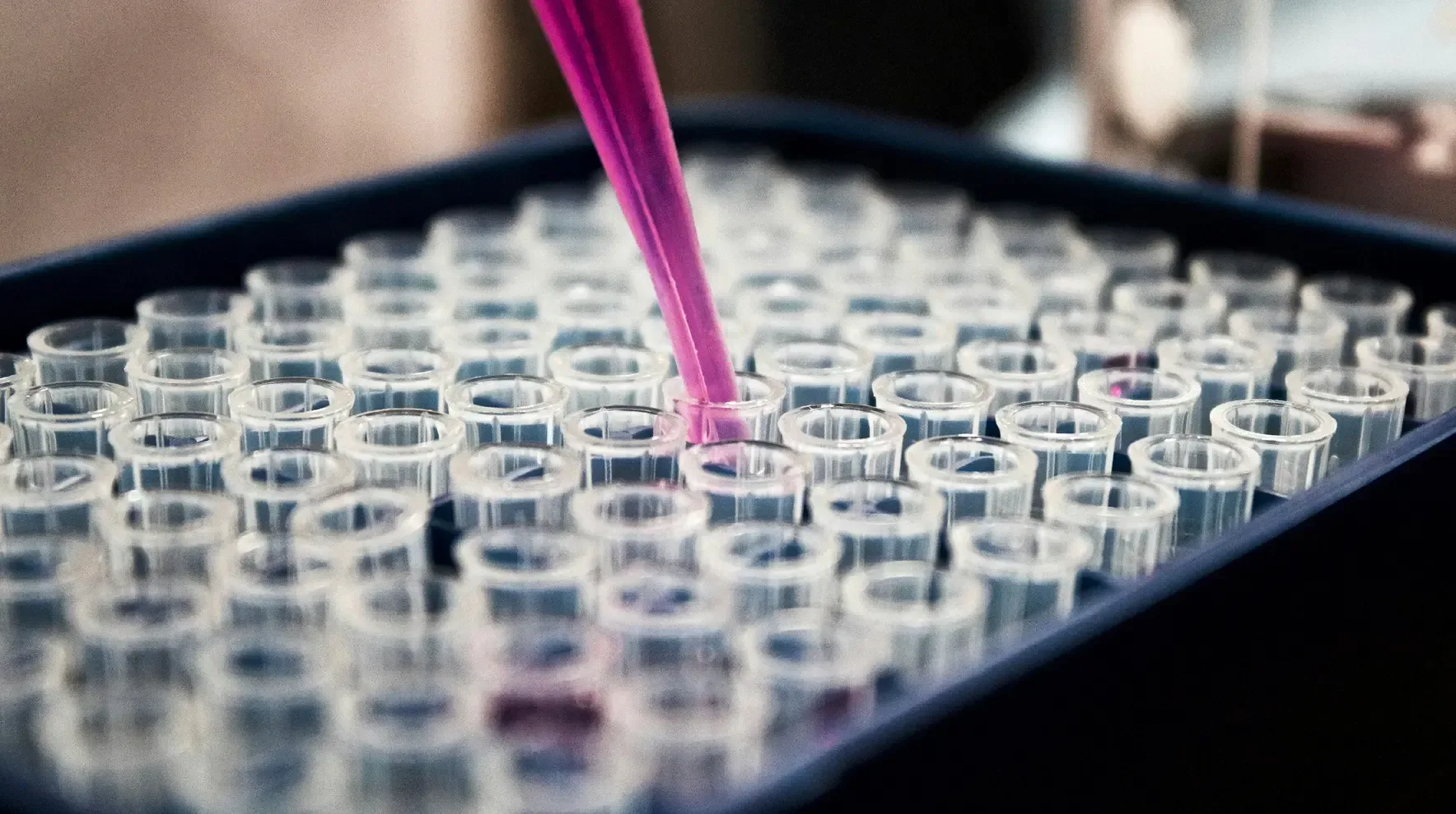 Provrör i ett laboratorium som representerar life science, en av många branscher där Open Strategising-metoden har tillämpats framgångsrikt.